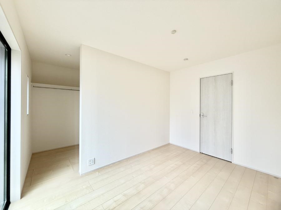 �Q�� �������V���v���ȋ�ԂŁA���[�t���x�b�h��f�X�N�ȂǁA���@�\�ȉƋ�����p���₷���ł�