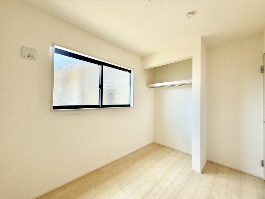 �Q�� �������V���v���ȋ�ԂŁA���[�t���x�b�h��f�X�N�ȂǁA���@�\�ȉƋ�����p���₷���ł�