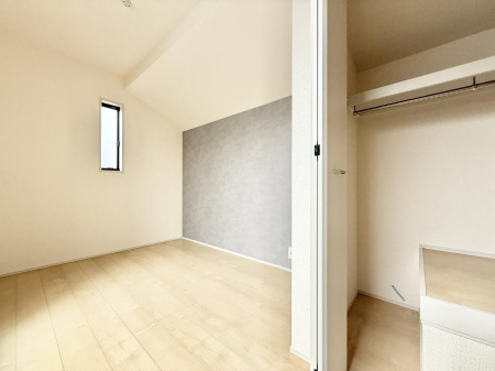 �Q�� �������V���v���ȋ�ԂŁA���[�t���x�b�h��f�X�N�ȂǁA���@�\�ȉƋ�����p���₷���ł�