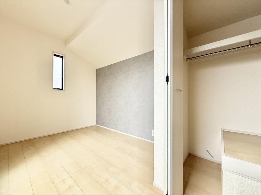 �Q�� �������V���v���ȋ�ԂŁA���[�t���x�b�h��f�X�N�ȂǁA���@�\�ȉƋ�����p���₷���ł�