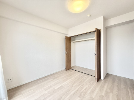 �Q�� �������V���v���ȋ�ԂŁA���[�t���x�b�h��f�X�N�ȂǁA���@�\�ȉƋ�����p���₷���ł�