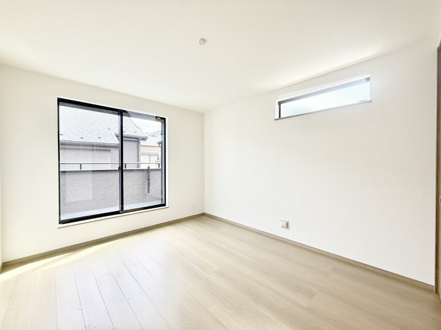 �Q�� �������V���v���ȋ�ԂŁA���[�t���x�b�h��f�X�N�ȂǁA���@�\�ȉƋ�����p���₷���ł�