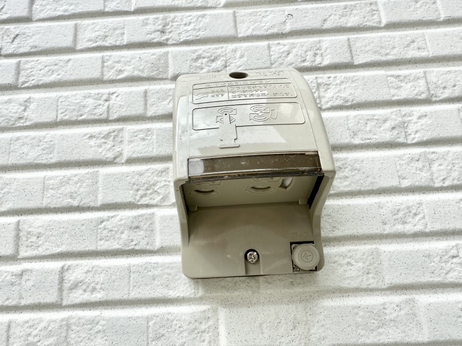 ���̑����� �ݔ������O�ɓd���R���Z���g������΁A�������@�ő���O�ǂ�|������ȂǕ֗��ł��B