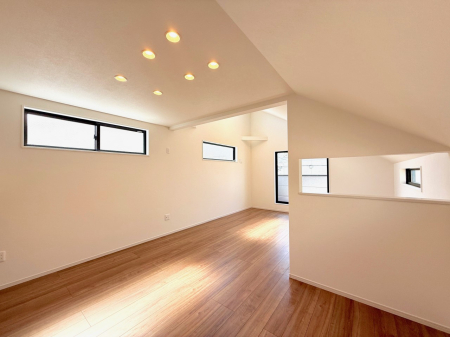 ���r���O �������������ꂽ�C���e���A���f����A�X�^�C���b�V���ȋ��