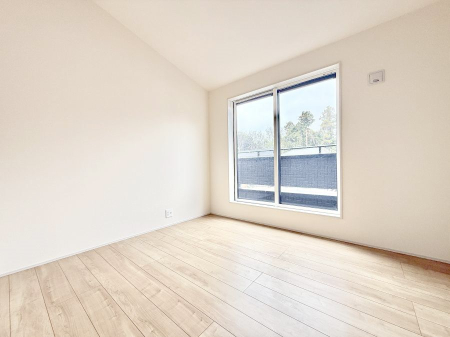 �Q�� �������V���v���ȋ�ԂŁA���[�t���x�b�h��f�X�N�ȂǁA���@�\�ȉƋ�����p���₷���ł�