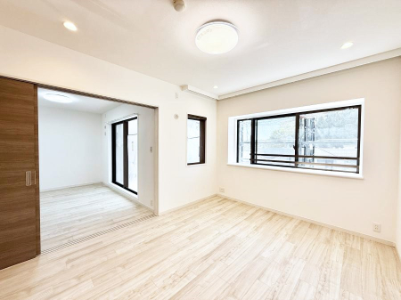 ���r���O ����